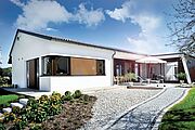 Der Bungalow BEST AGER mit seinen großen Glasflächen schafft einen lichtdurchfluteten Wohnbereich.