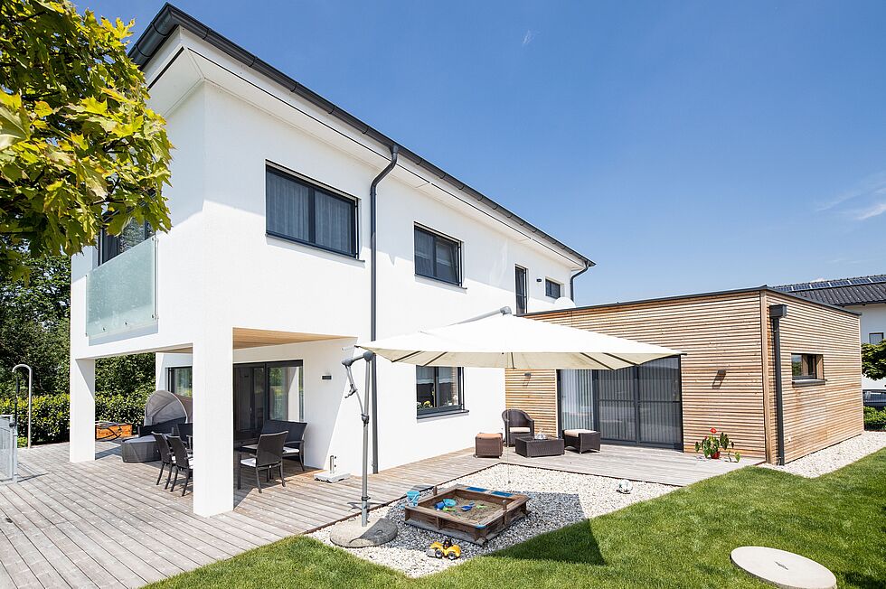 Anbau geplant für freiberufliche Tätigkeit Mit GENBÖCK HAUS als kompetenten Partner realisieren Sie Ihren Traum vom Wohnen und Arbeiten unter einem Dach einfach, rasch und sicher.