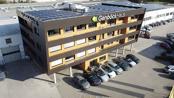 neues Bürogebäude von Genböck Haus Das Bürogebäude von Genböck Haus wurde kernsaniert, mit Holzbau aufgestockt und erweitert und erstrahlt nun in neuem Glanz.